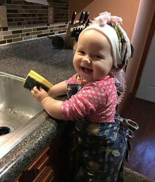 Тот возраст, когда мытье посуды в радость.